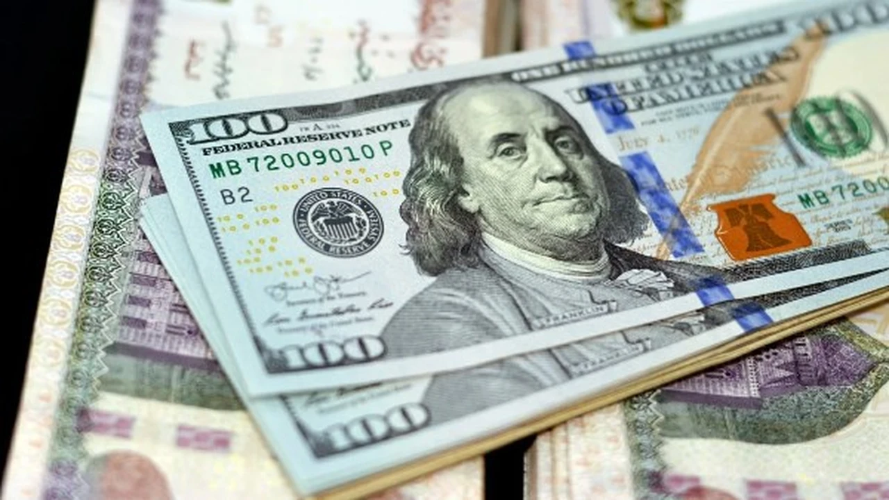 سعر الدولار يتراجع لأقل من 50 جنيهًا في البنوك اليوم